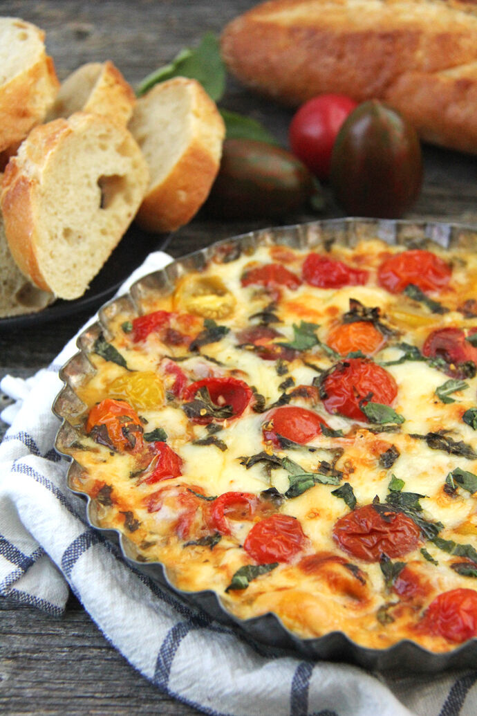 Roasted tomato gouda dip with bread